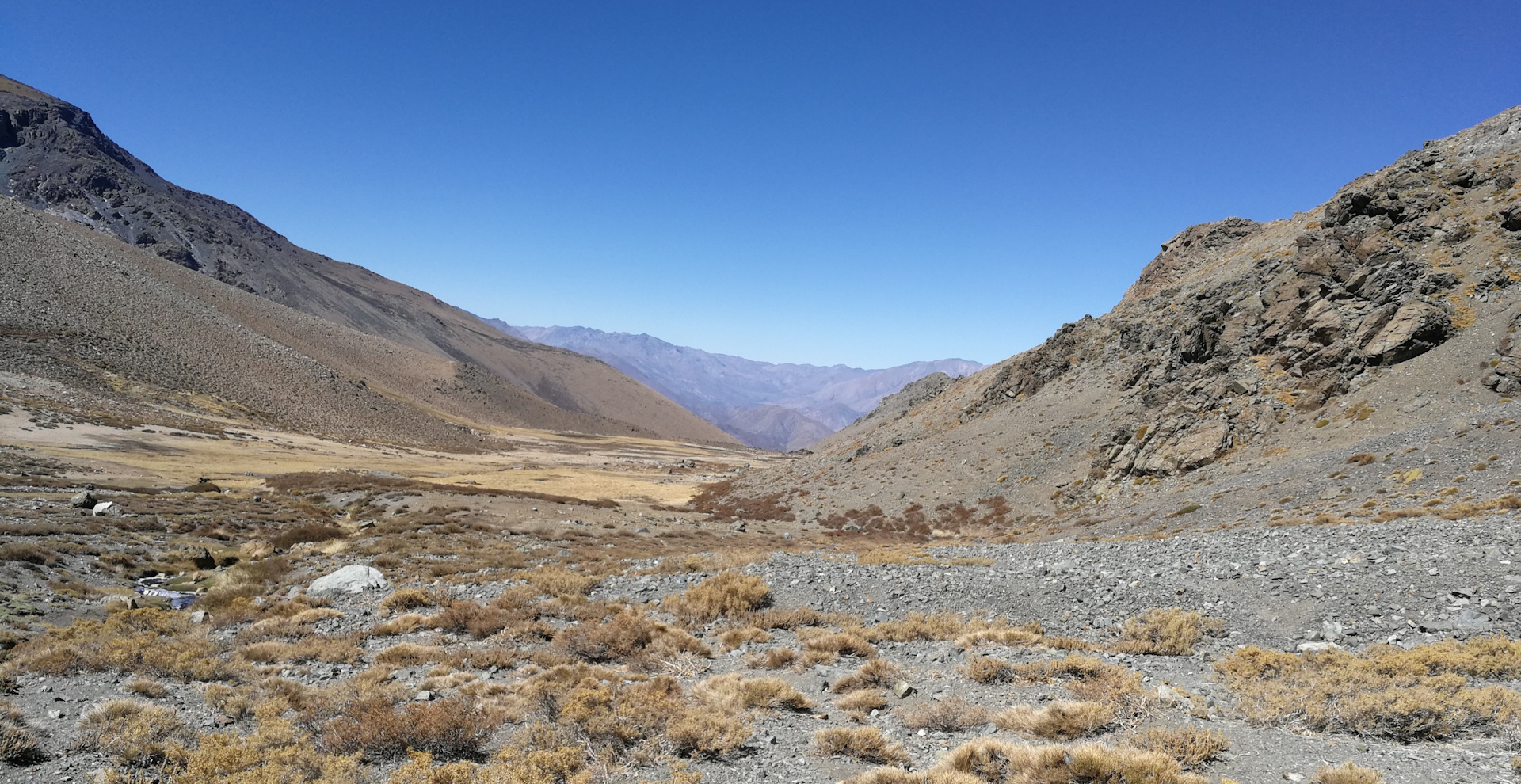 Utilización de acuífero de alta montaña como volumen de control para flujo superficial.