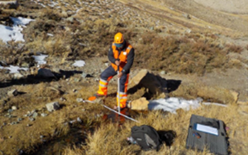 Utilización de acuífero de alta montaña como volumen de control para flujo superficial.