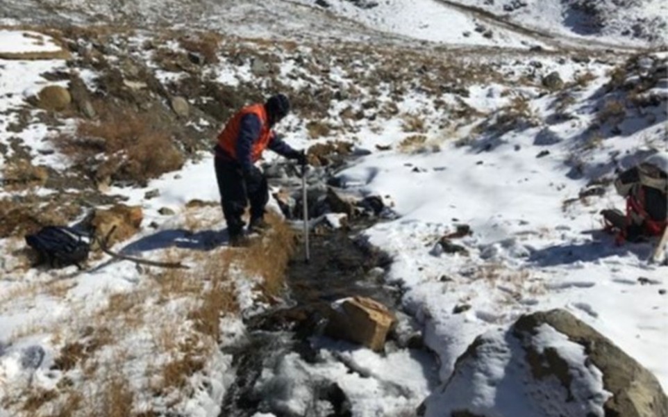 Utilización de acuífero de alta montaña como volumen de control para flujo superficial.