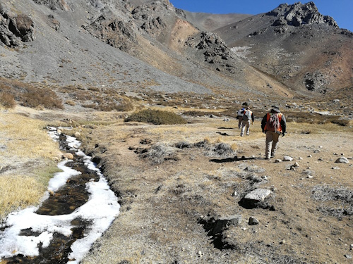 Utilización de acuífero de alta montaña como volumen de control para flujo superficial.